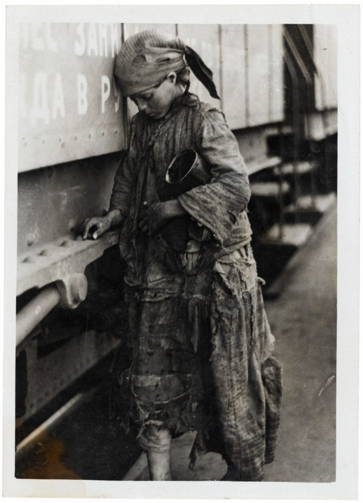 Tyttö kerää jyviä Samaran rautatieasemalla 17.8.1921. Otavamedia / Journalistinen kuva-arkisto JOKA / Museovirasto