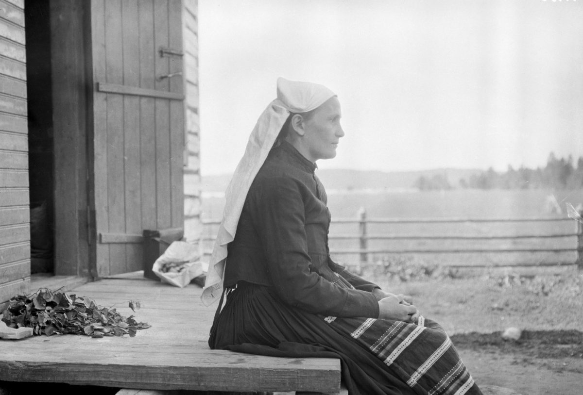 Jääskeläinen vaimo huntu päässä 1914. U. T. Sirelius / Kansatieteen kuvakokoelma / Museovirasto