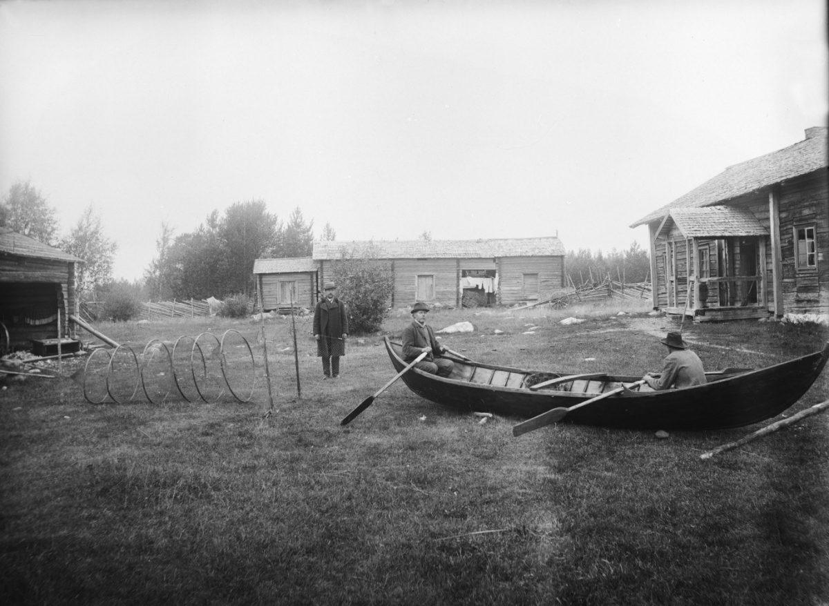 Vene ja rysä pihalla mahdollisesti Kuusamossa ennen vuotta 1908. U. T. Sirelius / Kansatieteen kuvakokoelma / Museovirasto