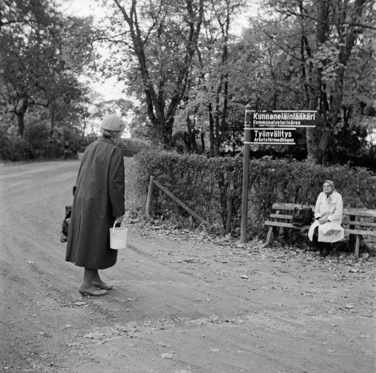 Fruar samtalar på en väg i Lappträsk centrum 8.10.1965. Bild: Borgåbladet / Journalistiska bildarkivet JOKA / Museiverket