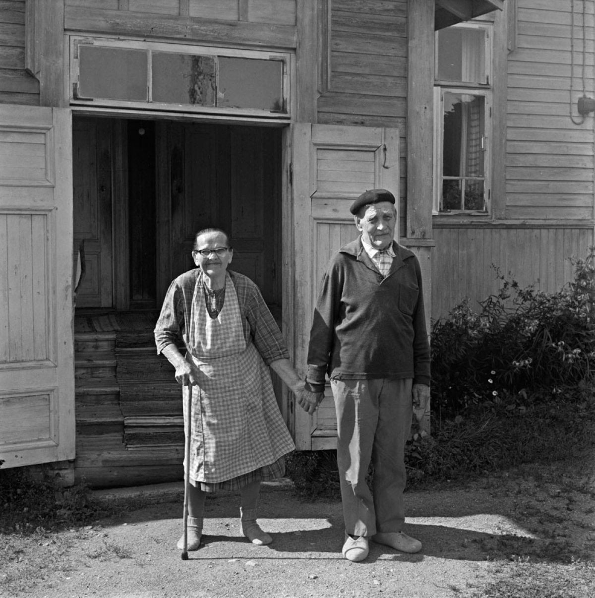 Amanda Gren och Hjalmar Gren i Forsby, Pernå (senare Lovisa) 28.8.1969. Bild: Borgåbladet / Journalistiska bildarkivet JOKA / Museiverket