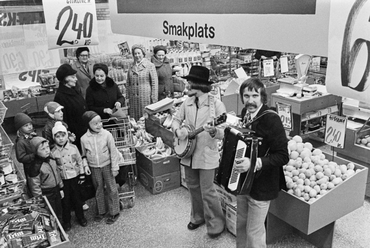 M. A. Numminen och Jani Uhlenius uppträder i Superkotlett Borgå på Näse 3.5.1974.