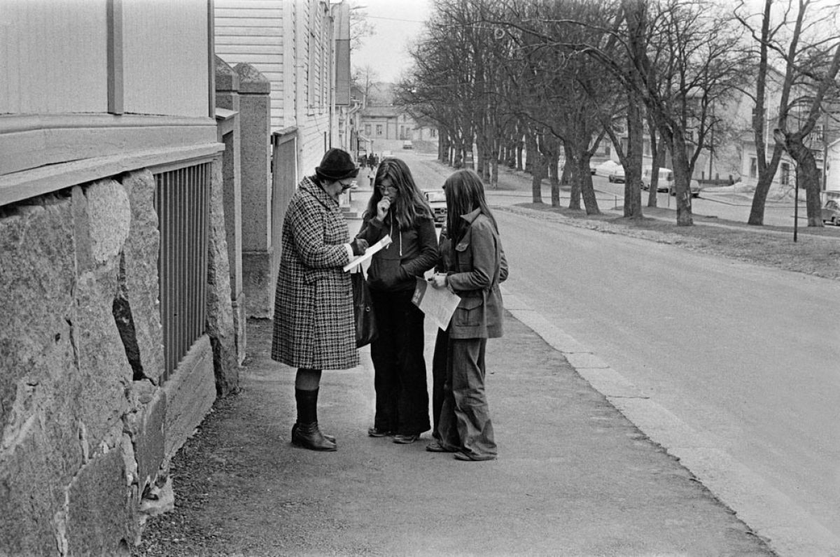 Skolelever samlar in pengar för invalider i Borgå 1974. Bild: Borgåbladet / Journalistiska bildarkivet JOKA / Museiverket