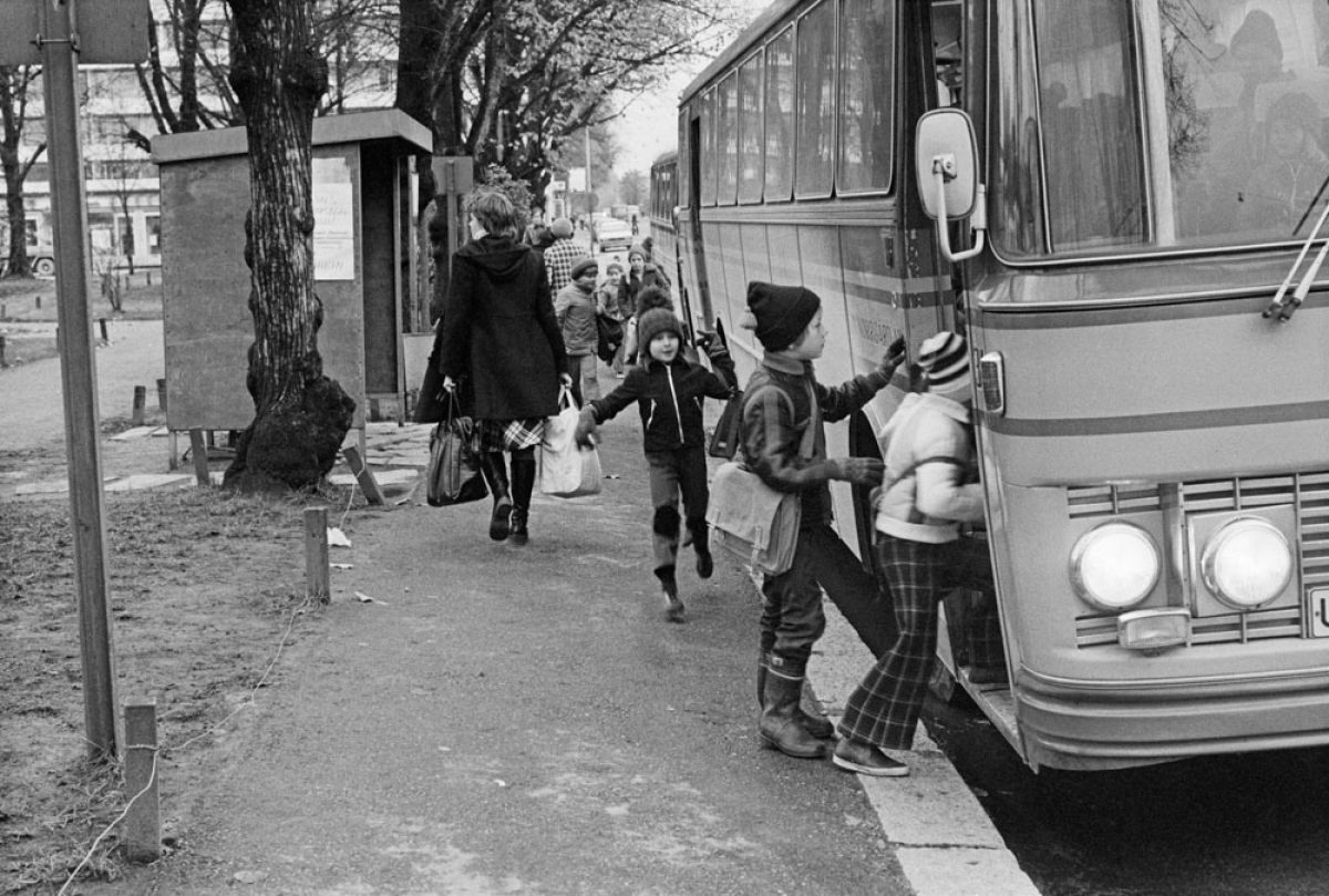 Bråttom till skolbussen i Borgå 1974. Bild: Borgåbladet / Journalistiska bildarkivet JOKA / Museiverket