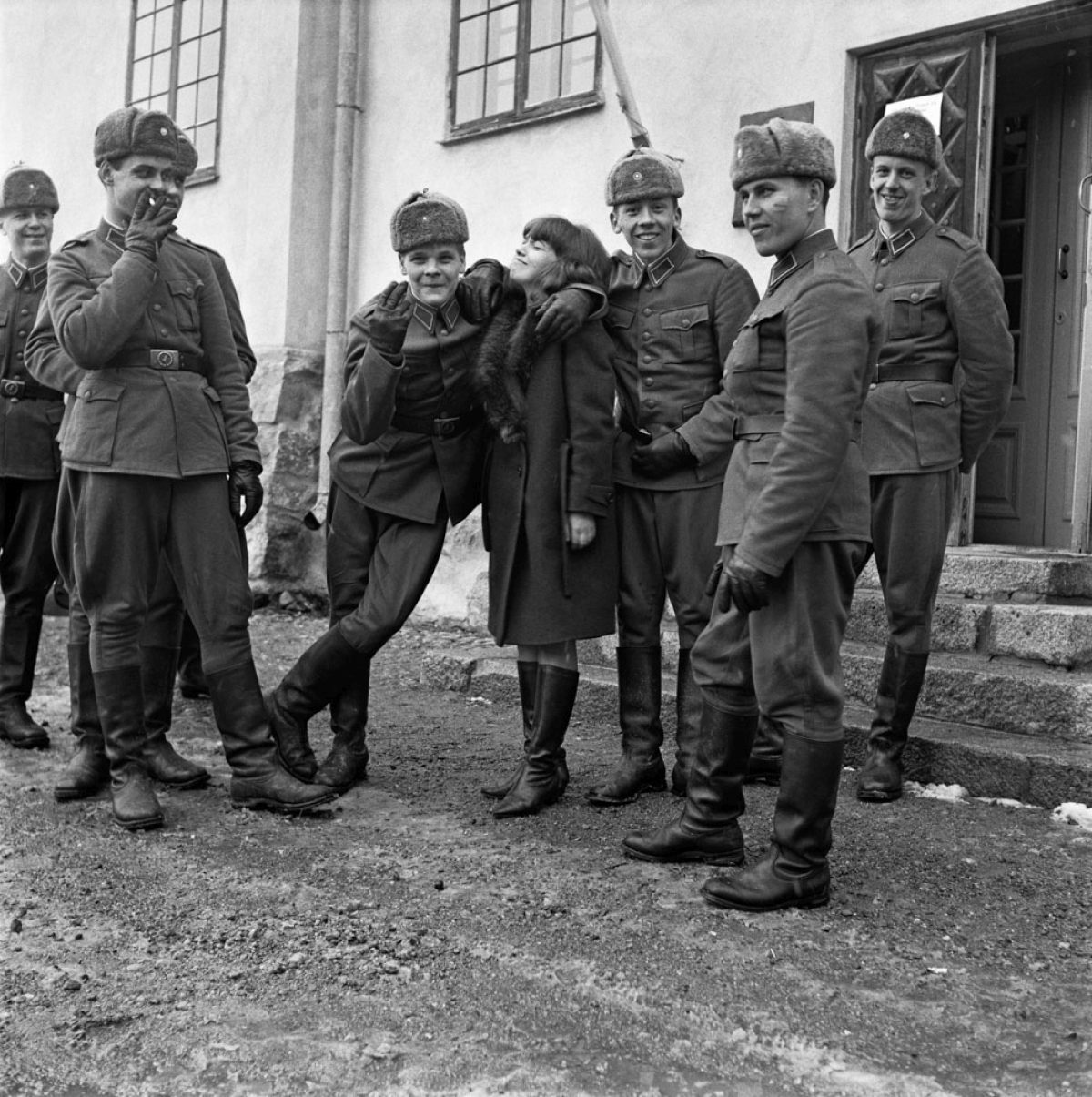 Unga soldater på paus i Borgå 26.3.1965. Nylands jägarbataljon marcherade från Sandhamn.