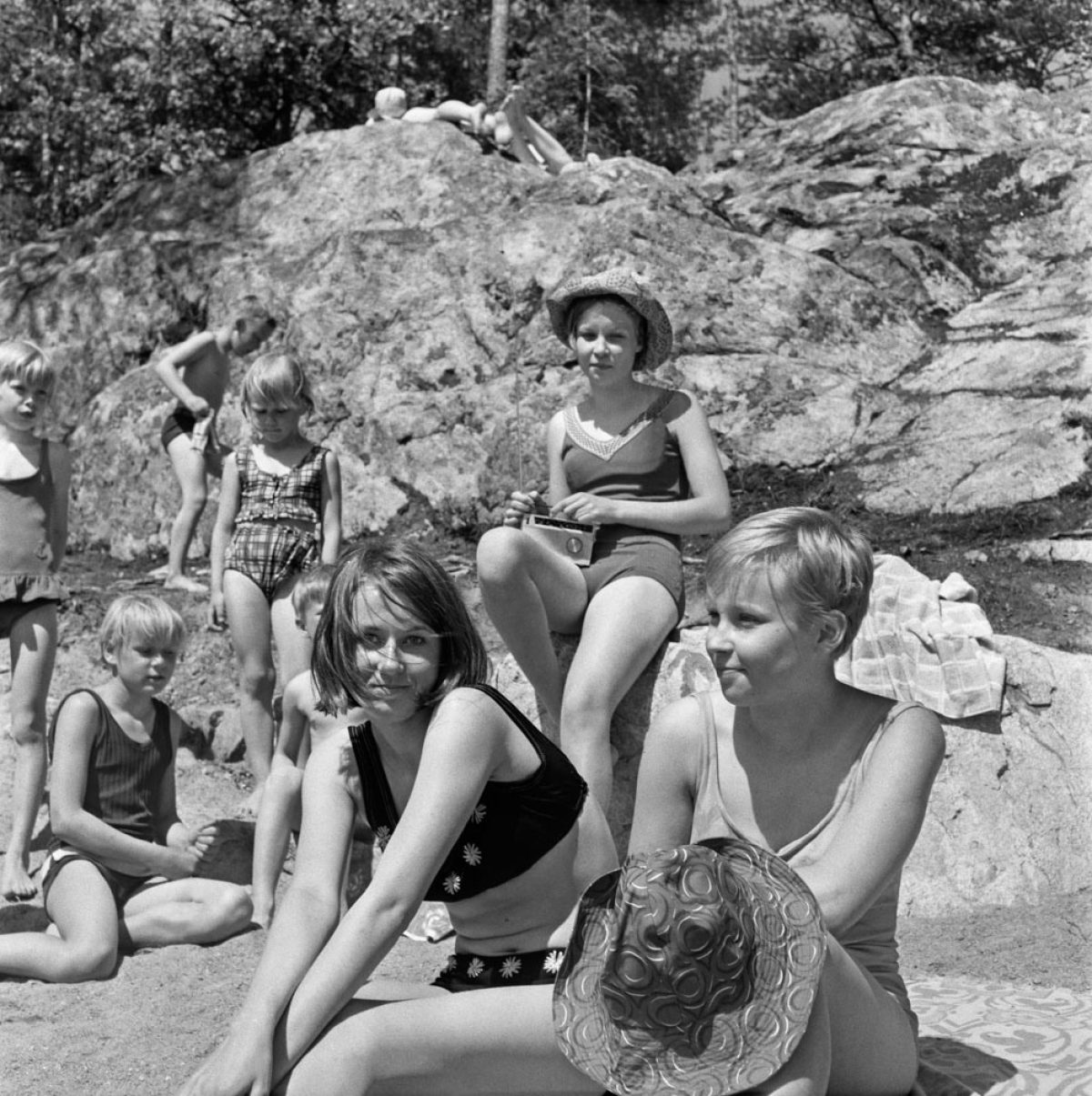 På Tjärträsk badstrand i Borgå 12.6.1969. Bild: Borgåbladet / Journalistiska bildarkivet JOKA / Museiverket