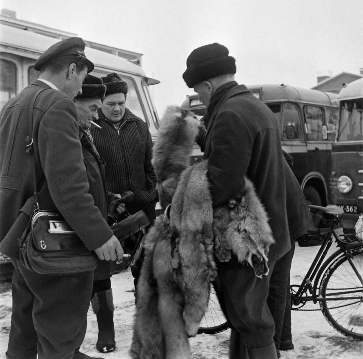 En skinnuppköpare gör rävssvansaffärer på Borgå busstation 15.2.1965. Bild: Leif Wikström / Borgåbladet / Journalistiska bildarkivet JOKA / Museiverket