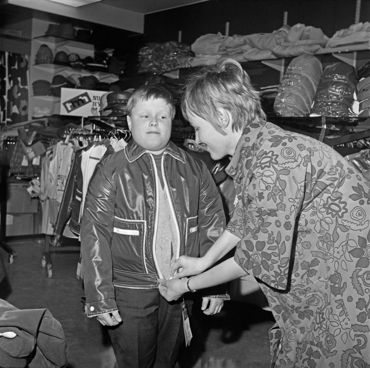 På kläduppköp i Borgå 1970. Bild: Borgåbladet / Journalistiska bildarkivet JOKA / Museiverket