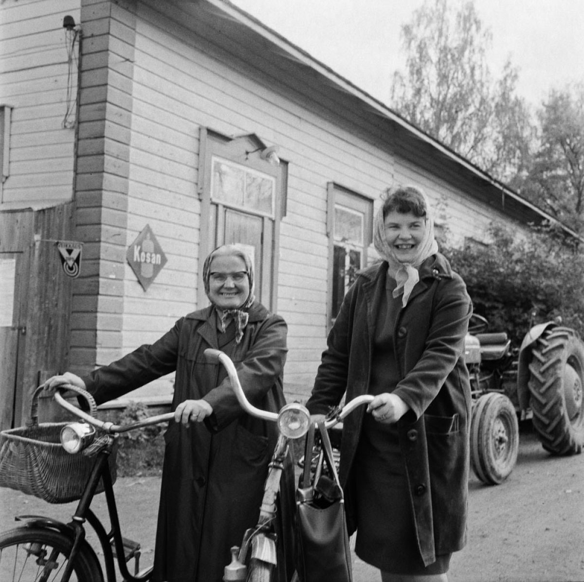 Glada damer i Lappträsk 8.10.1965. Bild: Borgåbladet / Journalistiska bildarkivet JOKA / Museiverket