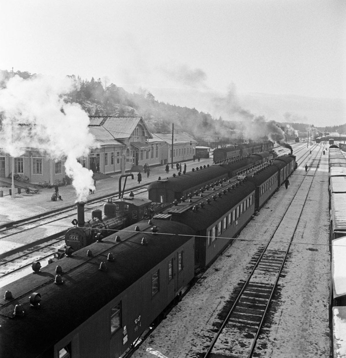 Karis järnvägsstation 30.12.1954. Bild: Bror Brandt / Västra Nyland / Journalistiska bildarkivet JOKA / Museiverket