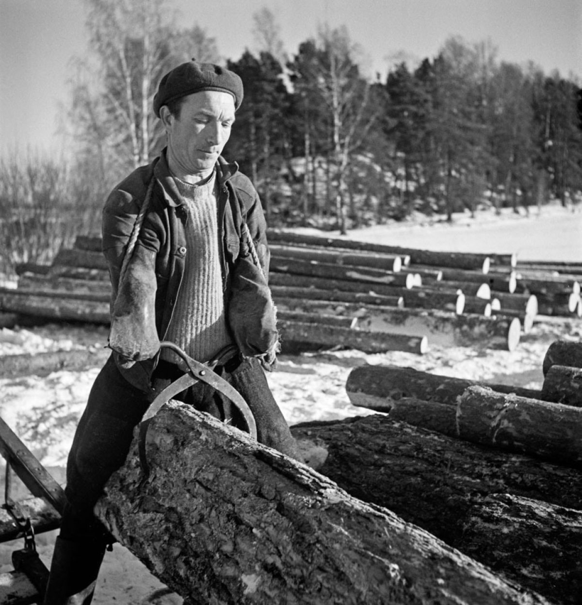 Skogsarbetare i Sällvik Pojo 10.2.1954. Bild: Bror Brandt / Västra Nyland / Journalistiska bildarkivet JOKA / Museiverket