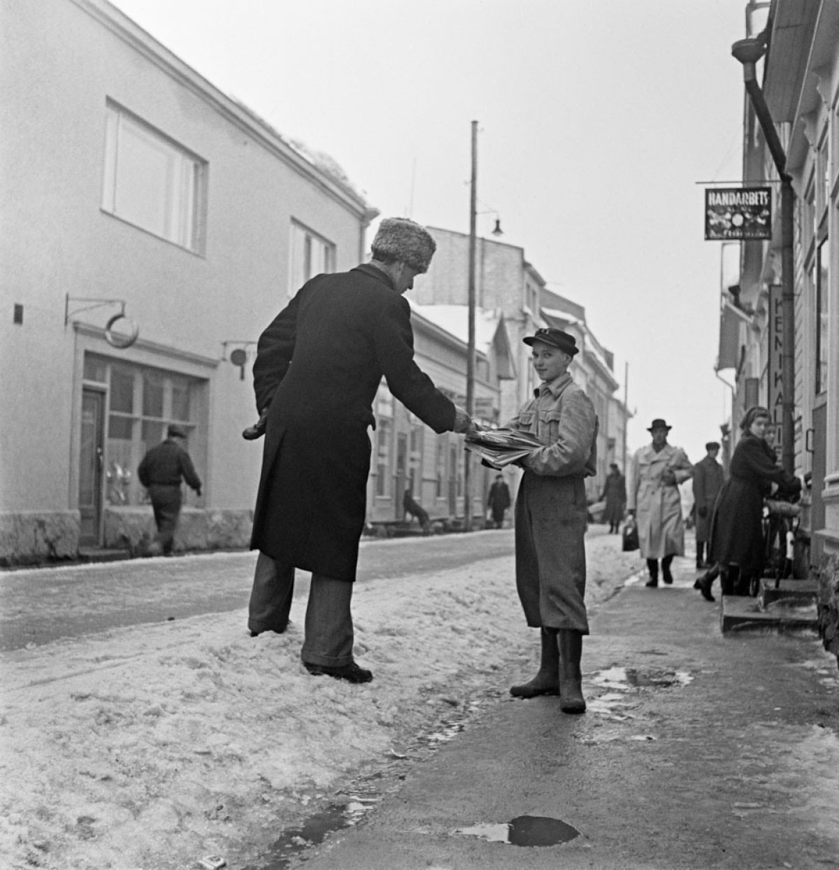 En tidningsförsäljare på Kungsgatan i Ekenäs 13.2.1951. Bild: Bror Brandt / Västra Nyland / Journalistiska bildarkivet JOKA / Museiverket