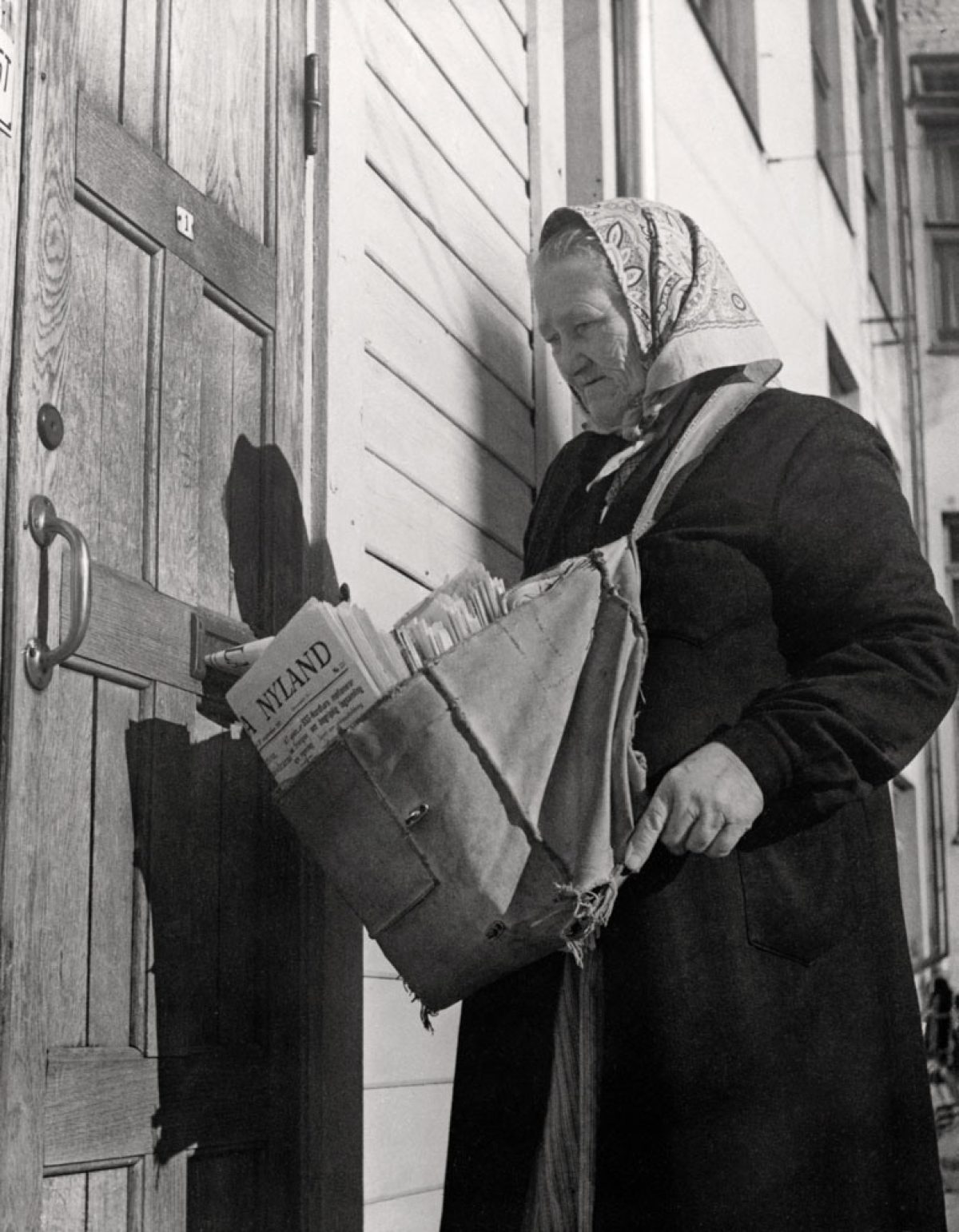 Kolportör i Ekenäs på 1950-talet. Bild: Bror Brandt / Västra Nyland / Journalistiska bildarkivet JOKA / Museiverket