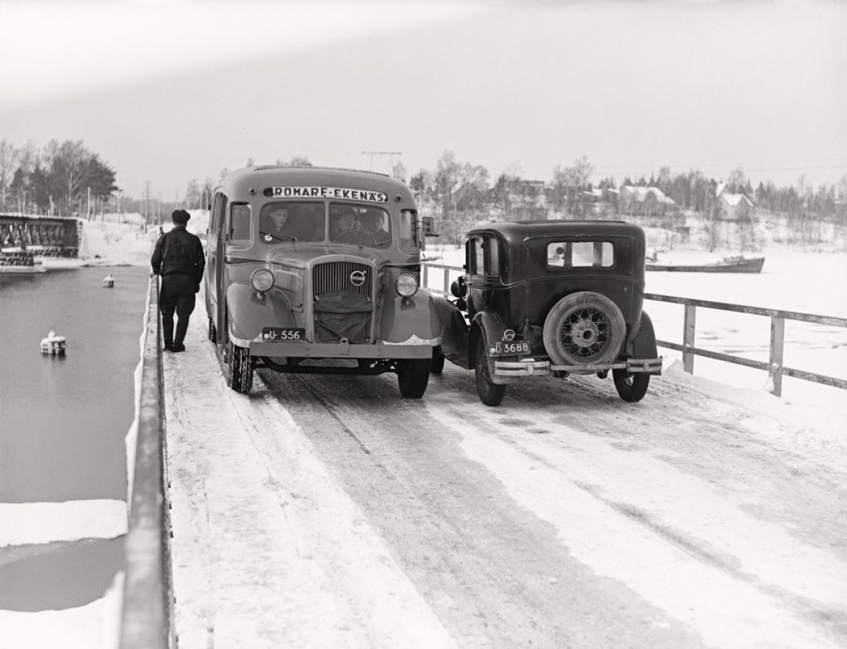 Bromarf-Ekenäs bussen och en personbil på Pojoviksbron i Ekenäs 11.2.1950. Bild: Bror Brandt / Västra Nyland / Journalistiska bildarkivet JOKA / Museiverket