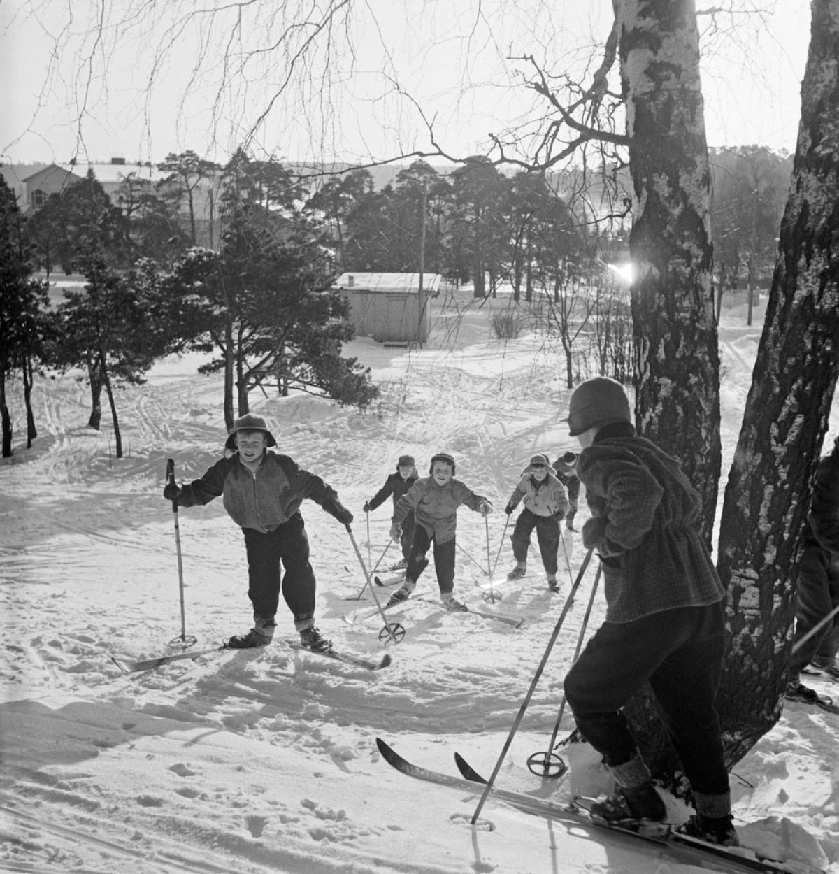 Skidande barn i Ekenäs 21.5.1955. Bild: Bror Brandt / Västra Nyland / Journalistiska bildarkivet JOKA / Museiverket